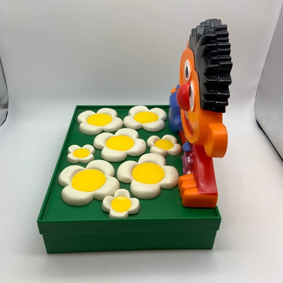 Vintage Lewco 1988 Sesame Street Ernie's Twiddley Winks Plastic Game Board - Picture 8 of 12